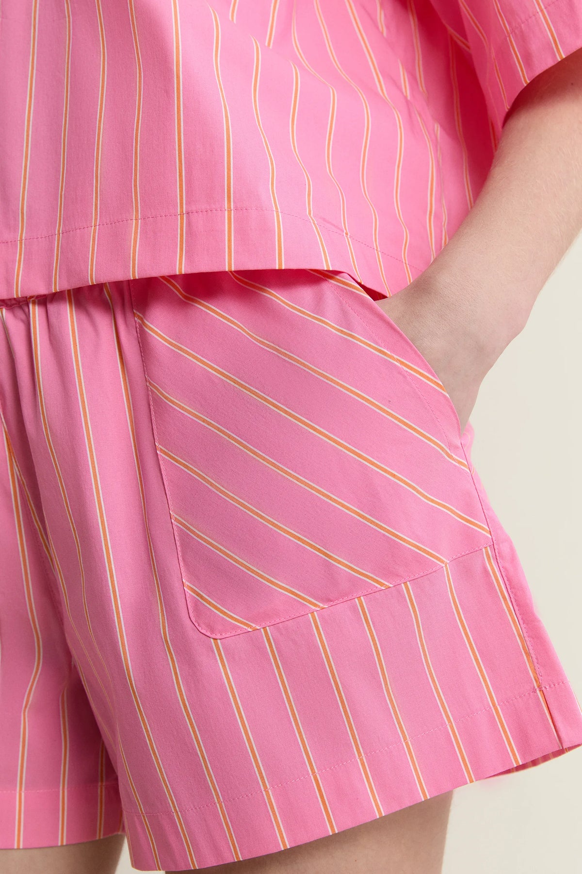 PRINT. PINK BACKGR