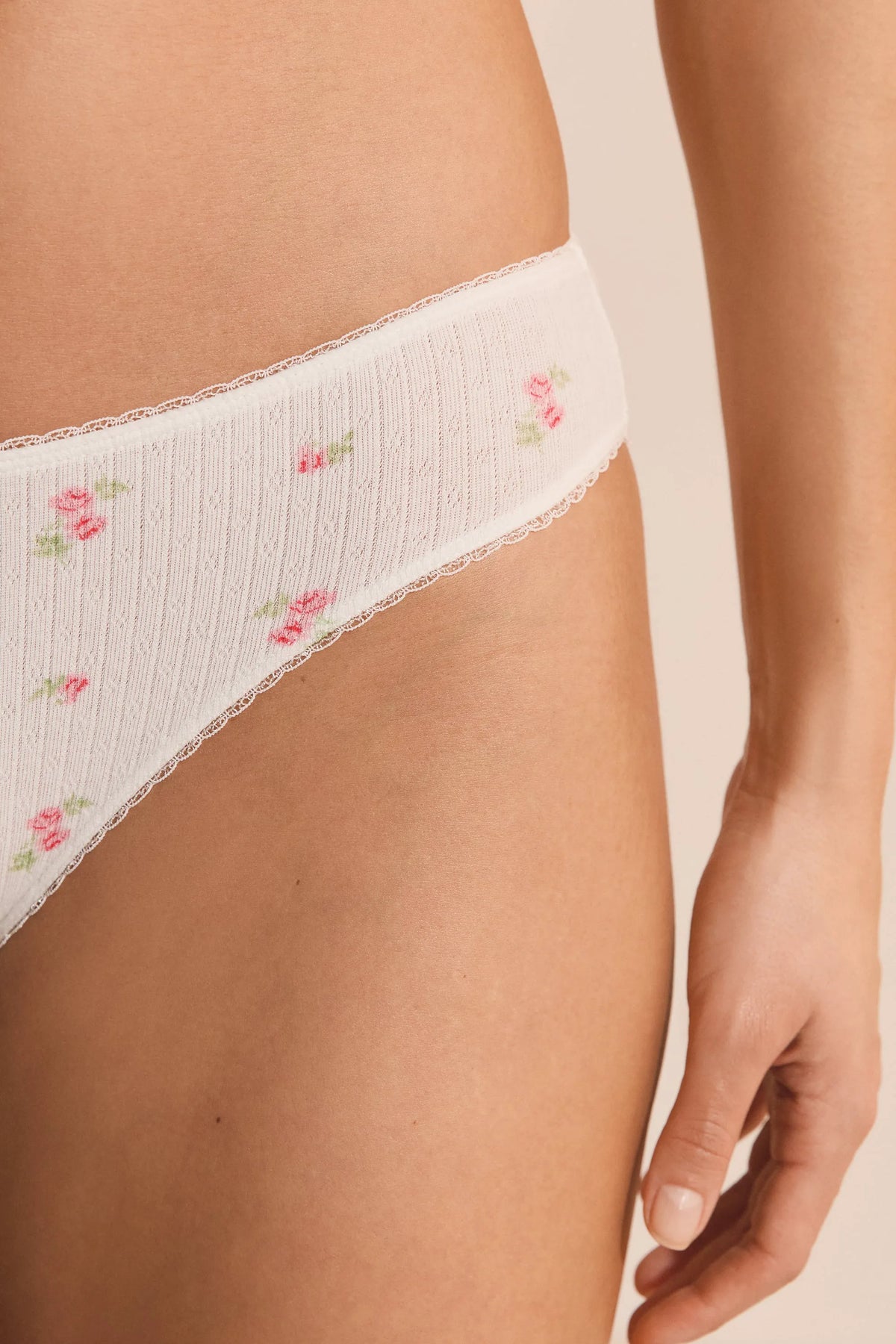 PRINT. ECRU BACKGR
