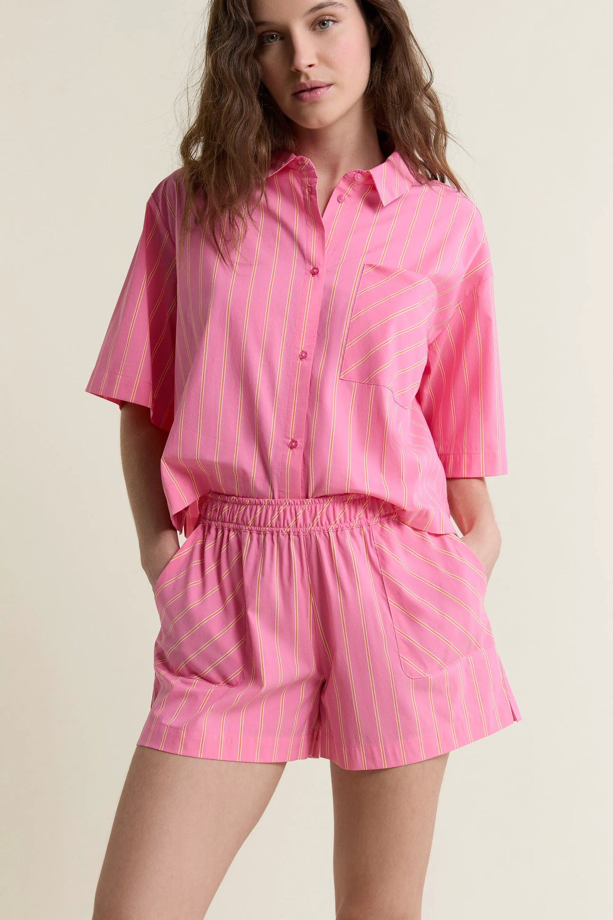 PRINT. PINK BACKGR
