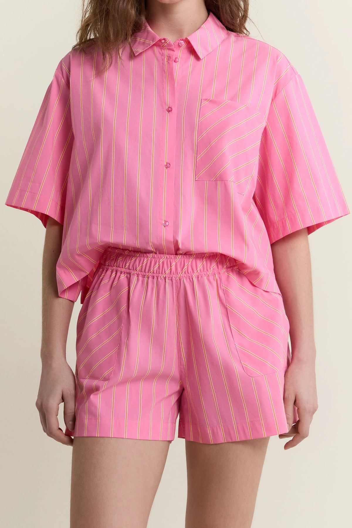 PRINT. PINK BACKGR